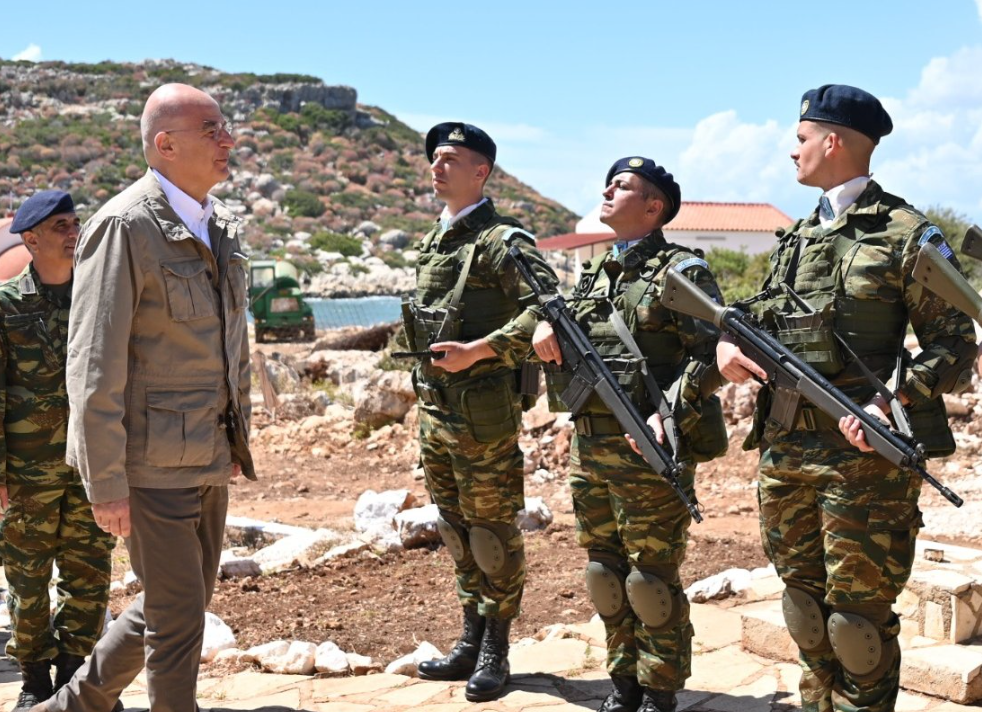 Ν. Δένδιας: Στα Επιτηρητικά Φυλάκια Στρογγύλης και Ρω ο ΥΕΘΑ