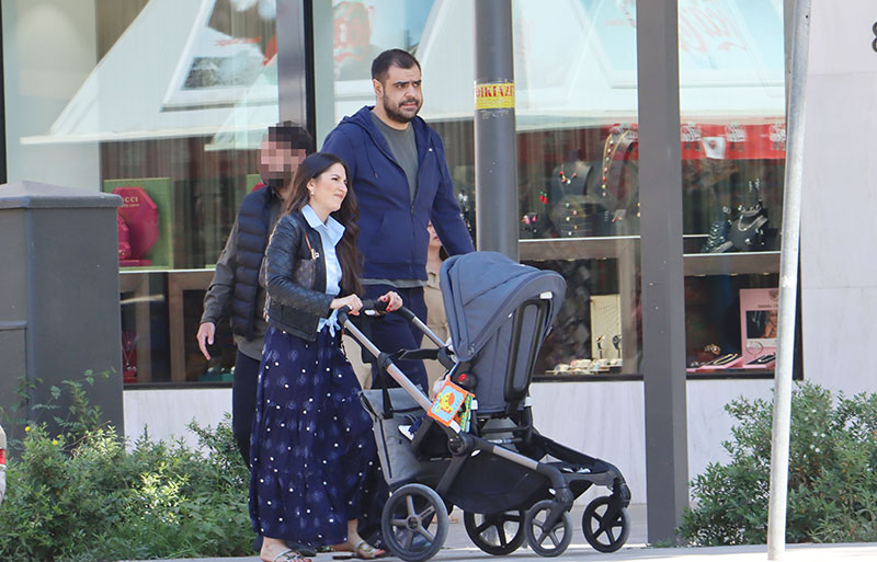 Παύλος Μαρινάκης – Κατερίνα Μαχαιριώτη: Περπατώντας στην Αθήνα με τον νεογέννητο γιο τους